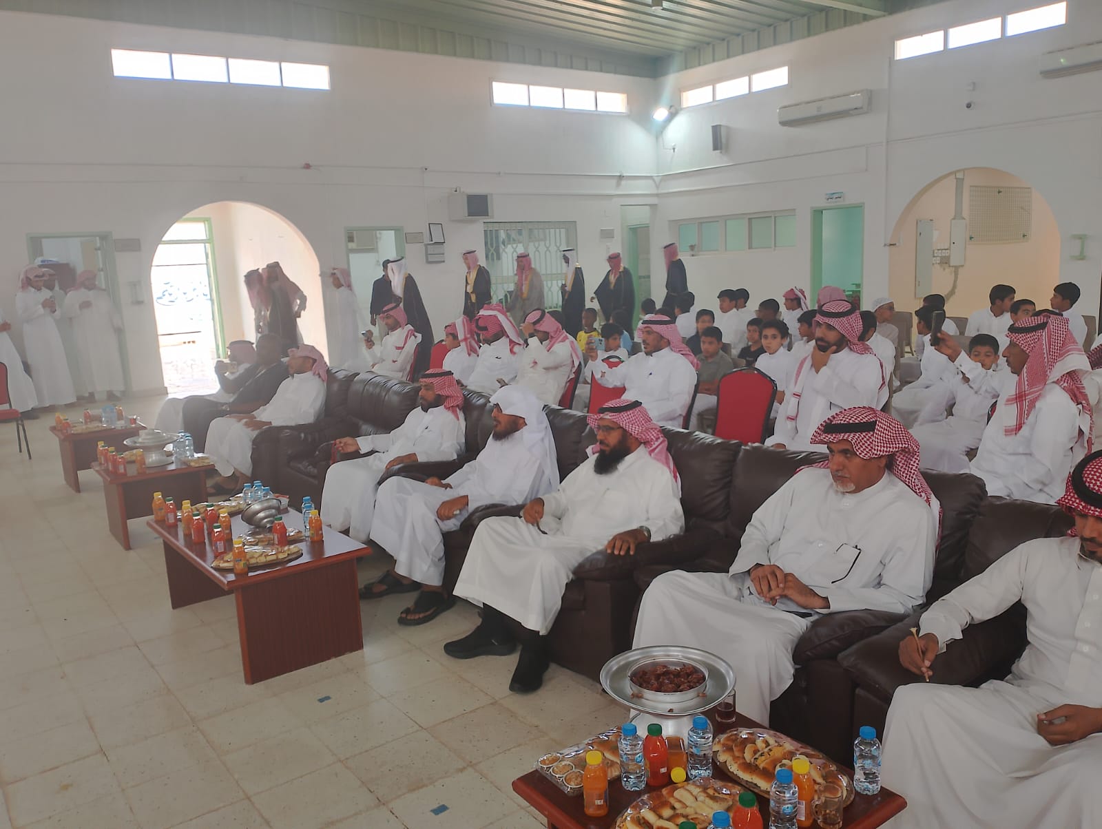 تكريم طلاب ف حفل التخرج