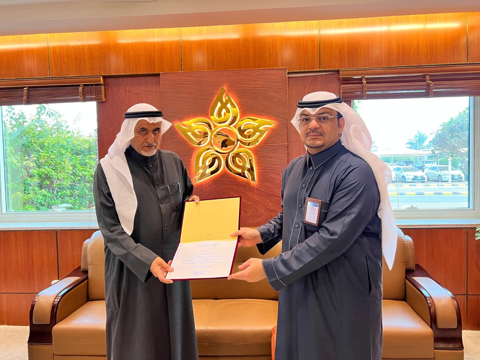 تكريم جمعيه التنميه بشري  من مدير مستشفى عيون الجواء